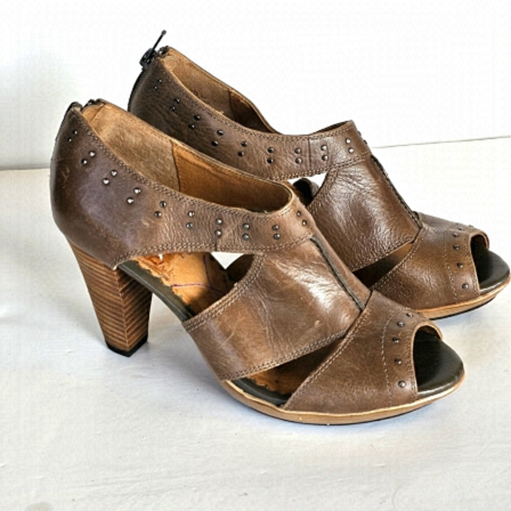 Indigo by Clark Heeled Sandals Neutral Tan Size 7M